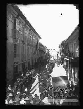 Desfile cívico del 16 de julio, por parte de la Sociedad de Veteranos del Pacífico, pasando por la calle Mercado.