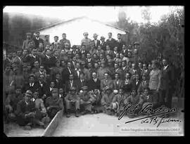 Grupo de soldados y civiles, en el patio de una casa de campo