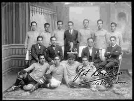 Foto de estudio de un club de futbol, junto a sus dirigentes exhibiendo una copa