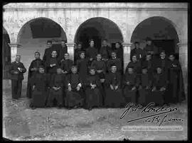 Fotografía de estudio de un sacerdote