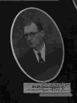 Imagen del Dr. Enrique Aponte C. Decano de la Facultad de Comercio. Parte del primer consejo universitario, Universidad Mayor Gabriel Rene Moreno, Santa Cruz - Bolivia junio de 1939.