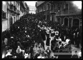 Procesión  en semana santa, bajando por  la calle Evaristo Valle.