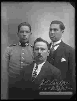 Foto de estudio de un cadete junto a su padre y hermano