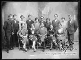 Grupo de 15 profesores. 8 profesoras y 7 profesores, posando en el interior de un salón.