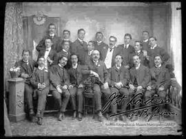 Foto de estudio de un grupo de 20  profesores.
