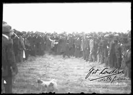 Presidente Bautista Saavedra, rodeado de autoridades y muchas personas en el campo