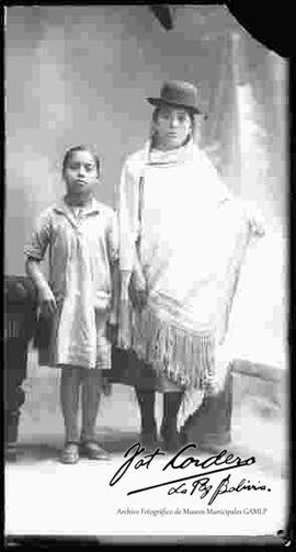 Foto de estudio de una chola junto a su hija