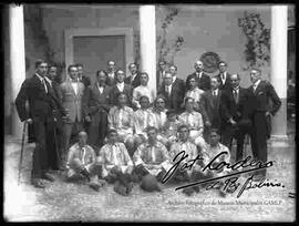 Equipo de futbol, junto a sus dirigentes, reunidos en una casa particular