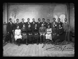 Foto de estudio de un grupo de jóvenes y señoritas estudiantes de un instituto, junto a sus profesores