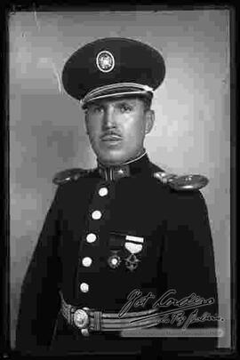 Foto de estudio, de medio cuerpo del General Aliaga