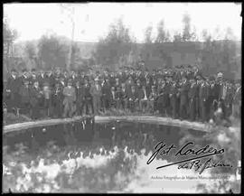 Grupo político, posando a orillas de un lago, en la zona de lo que actualmente es tembladerani