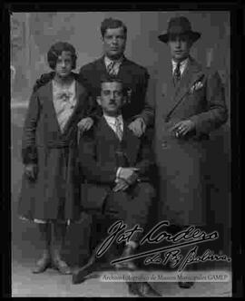 Retrato  de estudio de una familia