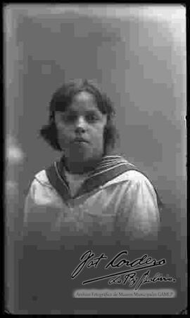 Foto de estudio de una niña con uniforme del colegio inglés católico