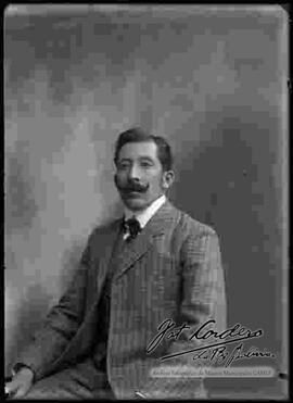 Fotografía de estudio. Imagen de medio cuerpo de un varón con bigote.
