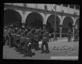 Desfile de oficiales en el patio de la academía de policías, el día de su aniversario