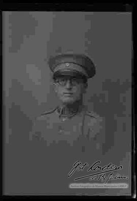 Foto de estudio de medio cuerpo de un soldado de la Guerra del Chaco, con uniforme