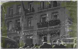 El Excelentísimo Sr. Diego Luis Molinari, dirigiendo la palabra al pueblo, desde uno de los balcones del Hotel Paris en la Plaza Murillo