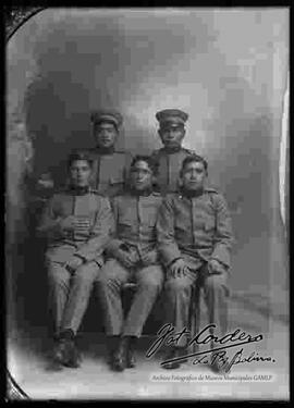 Foto de estudio de un grupo de cadetes