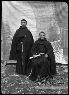 Dos sacerdotes franciscanos uno de color y el otro de piel blanca