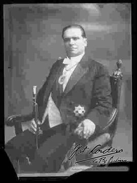 Presidente Hernando Siles, sentado puesto la medalla presidencial y agarrando el bastón  de mando y una medalla en su saco sy mandato fue presidente de Bolivia durante el periodo de 10 de enero de 1926 al 28 de mayo de 1930