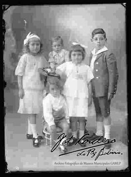 Foto de estudio de cinco niños (hermanitos). cuatro niñas y un niño