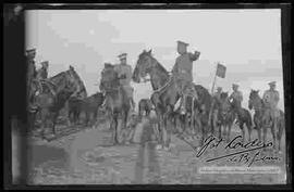 Hans kunt montado a caballo, observando la práctica de maniobras