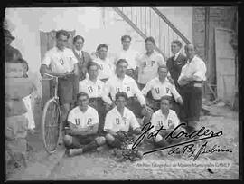 Equipo de futbol Unión Pucarani, en el patio de una casa