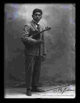 Foto de estudio de un violinista.