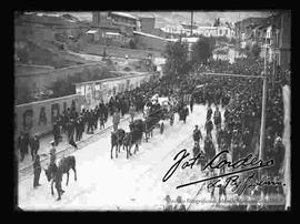 Traslado de los restos del militar argentino José Alarcón, en una carrosa fúnebre, por la Avenida Montes.