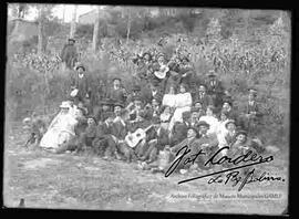 Grupo familiar en un día de campo, compartiendo bebidas con música