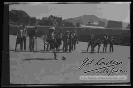 Niños en un partido de futbol en el área rural