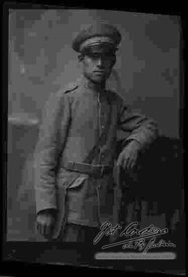 Foto de estudio de un soldado mensajero de la Guerra del Chaco