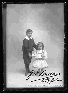 Foto de estudio de dos niños (hermanitos). Un niño y una niña pequeña