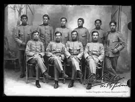 Foto de estudio de un grupo de cadetes junto a un oficial