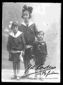 Foto de estudio de tres niños (hermanos). Dos niñas y un niño