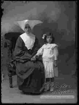 Foto de estudio de una monja del Colegio Sagrado Corazón de Jesús junto a una niña