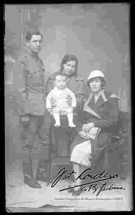 Retrato  de estudio de una familia