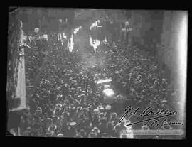 Desfile por las fiestas patrias del 6 de agosto, pasando por la calle Comercio.