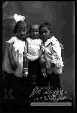 Foto de estudio de tres niños (hermanitos). Dos niñas y un niño