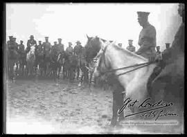 Presidente Bautista Saavedra junto a oficiales, en el campo de práctica de maniobras Militares, frente al General Hans Kunt