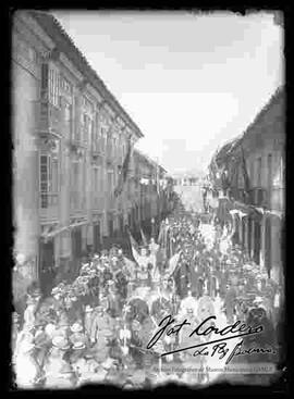 Desfile cívico del 16 de julio, donde se puede apreciar la presencia del presidente Ismael Montes detrás del carro alegórico de la alcaldia,  pasando por la calle Mercado.