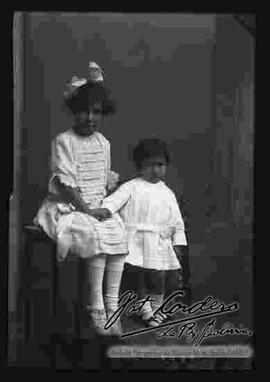 Foto de estudio de dos niñas