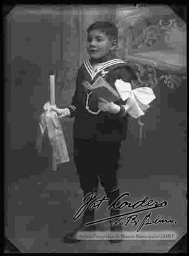 Foto de estudio de un niño  el día de su primera comunión