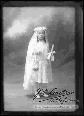 Foto de estudio de una niña el día de su primera comunión