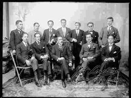 Foto de estudio de un grupo estudiantes universitarios