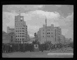 Vista de la  manifestación  realizada por parte de estudiantes universitarios y una multitud de personas, subiendo por avenida mariscal santa cruz, Plaza del obelisco, en contra del gobierno de gualberto villarroel por la muerte del estudiante universitario bengel gamberos. junio 1946