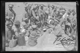 Militares, desfrutando del almuerzo en el campo de maniobras