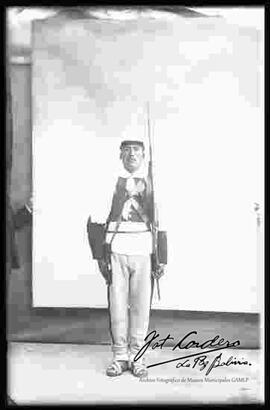 Foto de estudio de un Soldado de los Colorados de Bolivia, de frente y con equipamiento completo