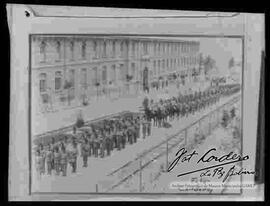 Reproducción de una imagen del desfile de cadetes del Colegio Militar por la avenida villazón, 1915