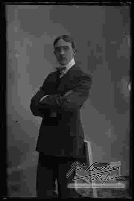 Imagen de un varón detraje con  un modelo de peinado.